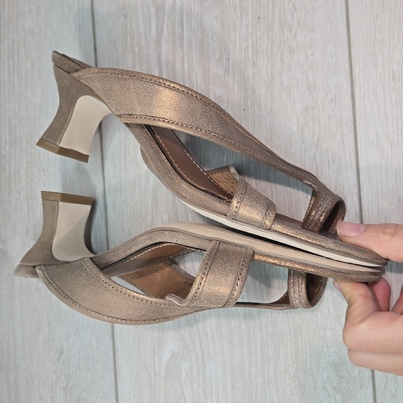 Donald J. Pliner Women's Bronze Gold Heeled Sandals Loop Toe Shoes Sz 7.5M - Picture 9 of 12
